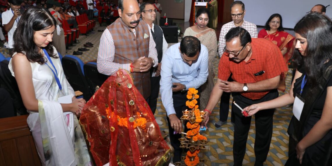 शारदा यूनिवर्सिटी में दीक्षारंभ कार्यक्रम का आयोजन