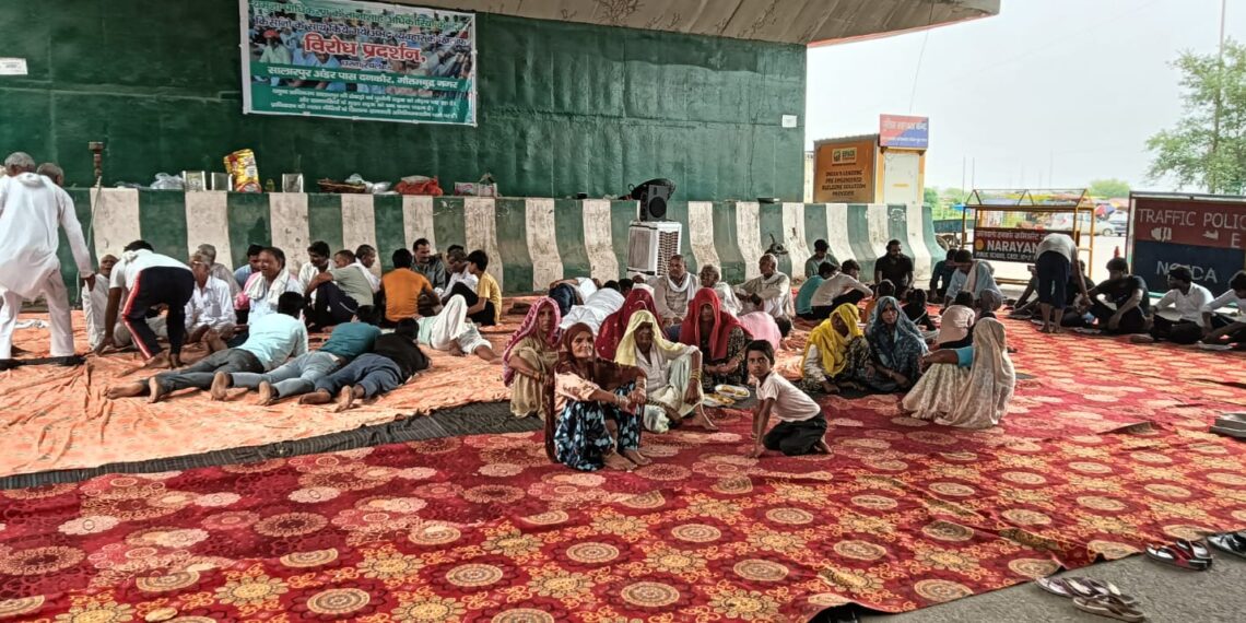 सलारपुर ग्राम के पुराने रास्ते को लेकर ग्राम वासियों ने दिया धरना