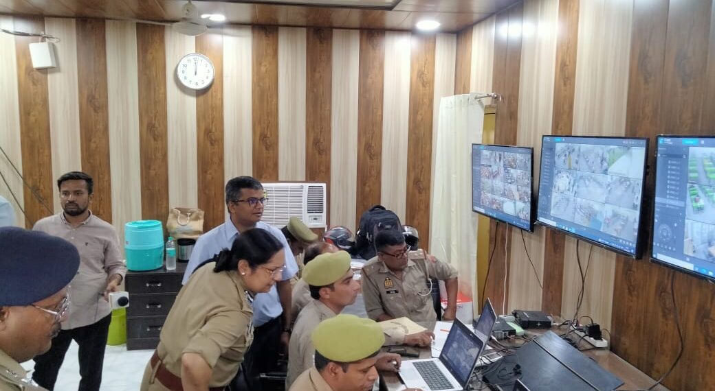नोएडा के जिलाधिकारी और पुलिस कमिश्नर ने कलेक्ट्रेट में बनाए गए लाइव मॉनिटरिंग सेल में पहुंचकर जनपद में चल रही पुलिस परीक्षा का लिया जायजा
