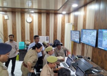 नोएडा के जिलाधिकारी और पुलिस कमिश्नर ने कलेक्ट्रेट में बनाए गए लाइव मॉनिटरिंग सेल में पहुंचकर जनपद में चल रही पुलिस परीक्षा का लिया जायजा