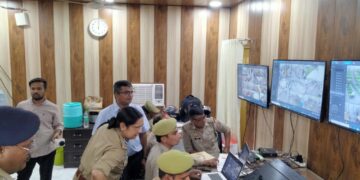 नोएडा के जिलाधिकारी और पुलिस कमिश्नर ने कलेक्ट्रेट में बनाए गए लाइव मॉनिटरिंग सेल में पहुंचकर जनपद में चल रही पुलिस परीक्षा का लिया जायजा