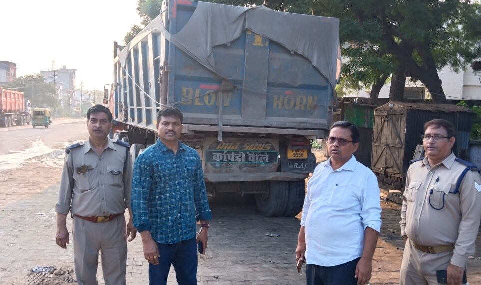 जिला प्रशासन द्वारा ओवर लोड संचालित वाहनों और खनन सामाग्री के अवैध परिवहन के विरुद्ध की जा रही है प्रभावी कार्यवाही