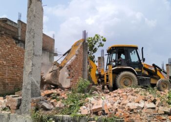 ग्रेटर नोएडा में जिला प्रशासन ने की अवैध निर्माण पर ध्वस्तीकरण की कार्यवाही
