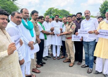 ग्रेटर नोएडा में किसान मजदूर संघर्षमोर्चा का प्रदर्शन, कंगना रनौत को सांसद पद से बर्खास्त करने की मांग