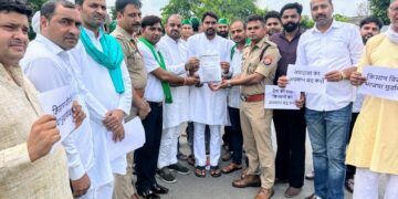 ग्रेटर नोएडा में किसान मजदूर संघर्षमोर्चा का प्रदर्शन, कंगना रनौत को सांसद पद से बर्खास्त करने की मांग