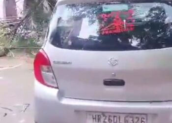 तेज मूसलधार बारिश के कारण विशालकाय पेड़ टूट कर गाड़ी पर गिरा,गाड़ी हुई क्षतिग्रस्त