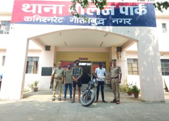 थाना नॉलेज पार्क पुलिस द्वारा ऑटो/कैब बुक करके चोरी/लूट की घटना करने वाले गैंग का खुलासा