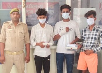 नोएडा पुलिस ने 3 मोबाईल फोन स्नैचर किए गिरफ्तार, 14 चोरी व लूट के मोबाईल बरामद