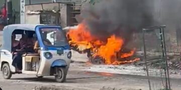सुरजपुर कस्बे में चलती कार में लगी भीषण आग , चालक ने खुद कर बचाई अपनी जान