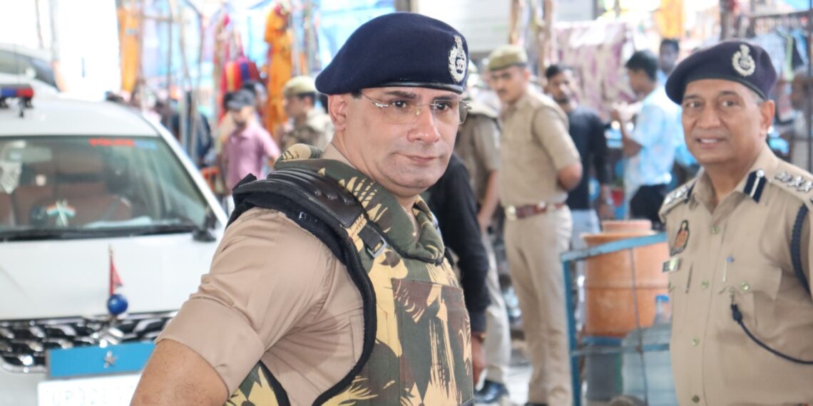 नोएडा जिले में भारत बंद को लेकर जॉइंट पुलिस कमिश्नर ने संभाली सुरक्षा की कमान, पुलिस टीम के साथ कर रहे पैदल मार्च