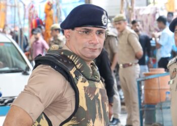 नोएडा जिले में भारत बंद को लेकर जॉइंट पुलिस कमिश्नर ने संभाली सुरक्षा की कमान, पुलिस टीम के साथ कर रहे पैदल मार्च