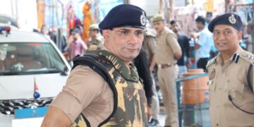 नोएडा जिले में भारत बंद को लेकर जॉइंट पुलिस कमिश्नर ने संभाली सुरक्षा की कमान, पुलिस टीम के साथ कर रहे पैदल मार्च