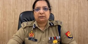 नोएडा पुलिस कमिश्नर की बड़ी कार्यवाही, पुलिसकर्मियों द्वारा कैब चालक से पैसे छीनने के मामले के कई पुलिसकर्मियों को पद से हटाया
