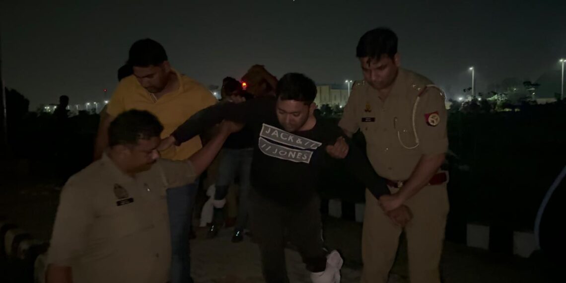 बिसरख पुलिस और बाइक सवार बदमाशों के बीच मुठभेड़, गोली लगने से दो घायल