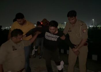 बिसरख पुलिस और बाइक सवार बदमाशों के बीच मुठभेड़, गोली लगने से दो घायल
