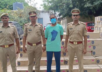 थाना एक्सप्रेसवे पुलिस ने एक शराब तस्कर किया गिरफ्तार, अवैध अंग्रेजी शराब से लदा टाटा ट्रक बरामद