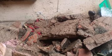 ग्रेटर नोएडा में आफत बनकर बरस रही बारिश, दनकौर में गिरी मकान की छत, कई लोग घायल