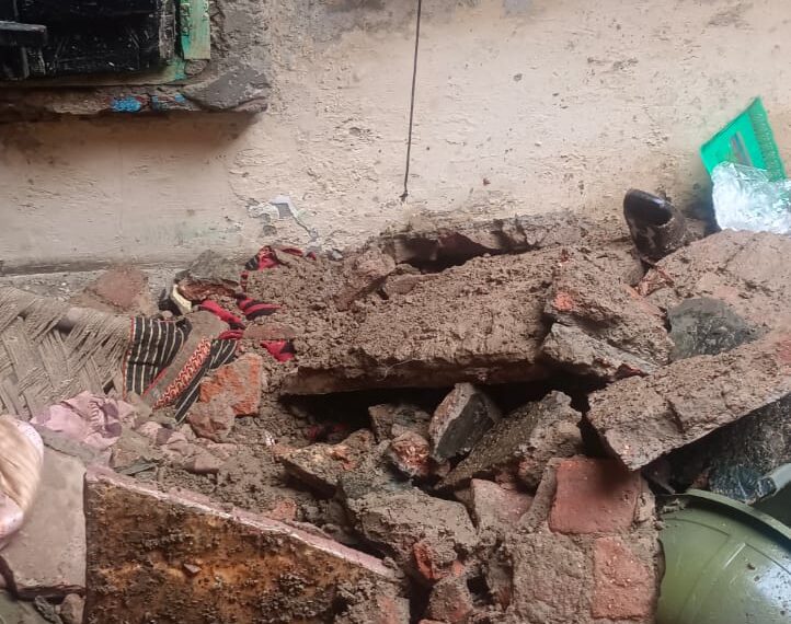 ग्रेटर नोएडा में आफत बनकर बरस रही बारिश, दनकौर में गिरी मकान की छत, कई लोग घायल