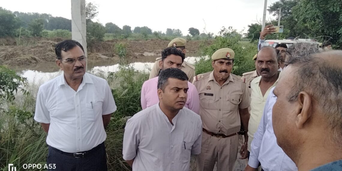 जिले में अत्यधिक वर्षा के चलते जल भराव की स्थिति की जिला प्रशासन के अधिकारी कर रहे हैं मॉनिटरिंग, जिलाधिकारी ने मौके पर पहुंचकर स्थिति का लिया जायजा
