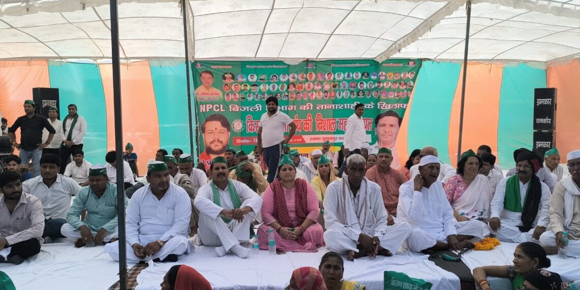 ग्रेटर नोएडा मे किसानों का एनपीसीएल के खिलाफ जमकर हल्ला बोल, किसान ट्रैक्टर ट्रॉली पर सवार होकर पहुँचे