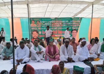 ग्रेटर नोएडा मे किसानों का एनपीसीएल के खिलाफ जमकर हल्ला बोल, किसान ट्रैक्टर ट्रॉली पर सवार होकर पहुँचे