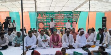 ग्रेटर नोएडा मे किसानों का एनपीसीएल के खिलाफ जमकर हल्ला बोल, किसान ट्रैक्टर ट्रॉली पर सवार होकर पहुँचे