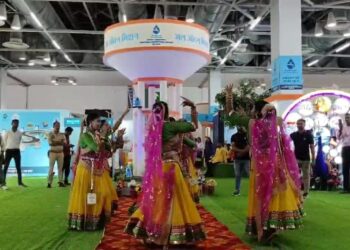 जल जीवन मिशन के स्टॉल पर बुंदेलखंडी आल्हा ने जीता लोगों का दिल, सेल्फी लेने के लिए उमड़ी भीड़