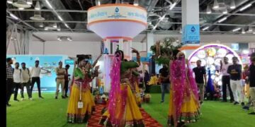 जल जीवन मिशन के स्टॉल पर बुंदेलखंडी आल्हा ने जीता लोगों का दिल, सेल्फी लेने के लिए उमड़ी भीड़