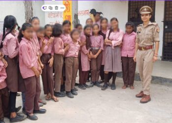 महिला बीट अधिकारियों द्वारा स्थानीय महिलाओं को महिला सुरक्षा व उनके अधिकारों के प्रति जागरूक किया गया