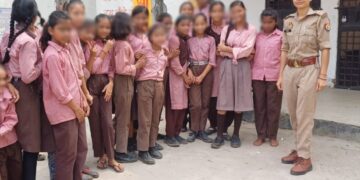 महिला बीट अधिकारियों द्वारा स्थानीय महिलाओं को महिला सुरक्षा व उनके अधिकारों के प्रति जागरूक किया गया