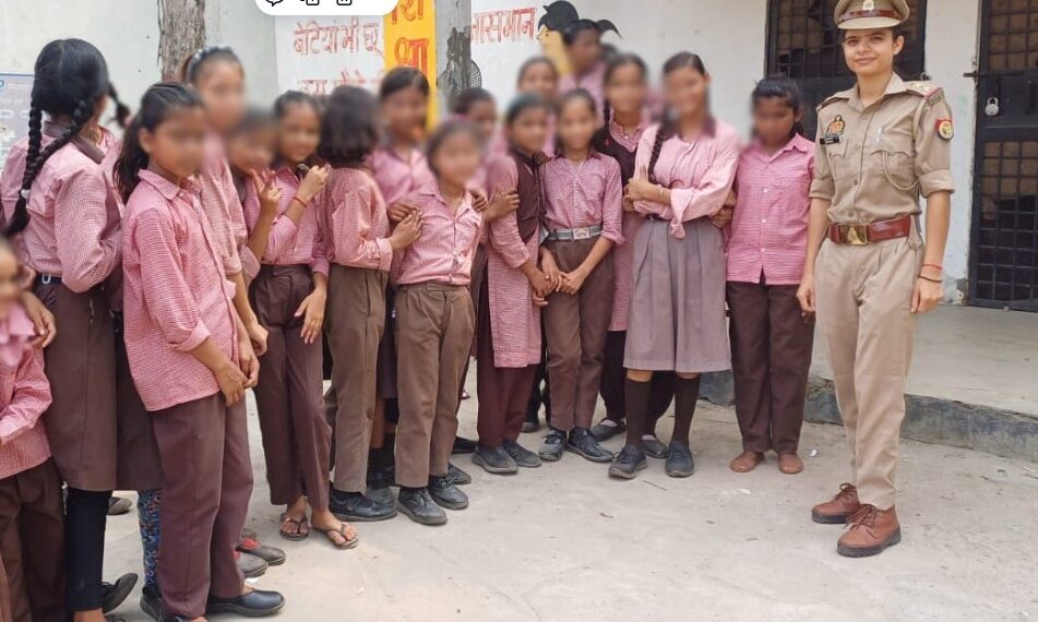 महिला बीट अधिकारियों द्वारा स्थानीय महिलाओं को महिला सुरक्षा व उनके अधिकारों के प्रति जागरूक किया गया