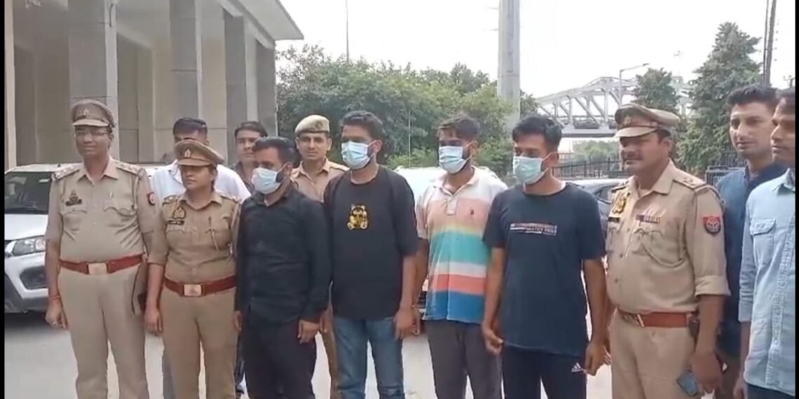 नोएडा पुलिस द्वारा चोरी की चार पहियां लग्जरी गाड़ियों की क्लोनिंग कर बेचने वाले गैंग का खुलासा