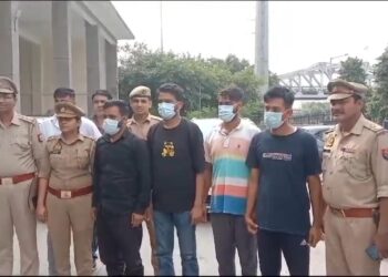 नोएडा पुलिस द्वारा चोरी की चार पहियां लग्जरी गाड़ियों की क्लोनिंग कर बेचने वाले गैंग का खुलासा