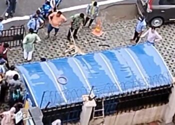 ग्रेटर नोएडा में आवारा कुत्ते को लोगो ने लाठी डंडे से पीट-पीट कर उतारा मौत के घाट, फिर बोरे में बांधकर नाले में फेका