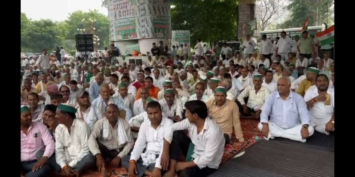 ग्रेटर नोएडा प्राधिकरण पर किसानों ने की महापंचायत, ट्रैक्टर ट्रॉली पर सवार होकर पहुंचे सैकड़ो किसान