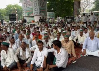 ग्रेटर नोएडा प्राधिकरण पर किसानों ने की महापंचायत, ट्रैक्टर ट्रॉली पर सवार होकर पहुंचे सैकड़ो किसान
