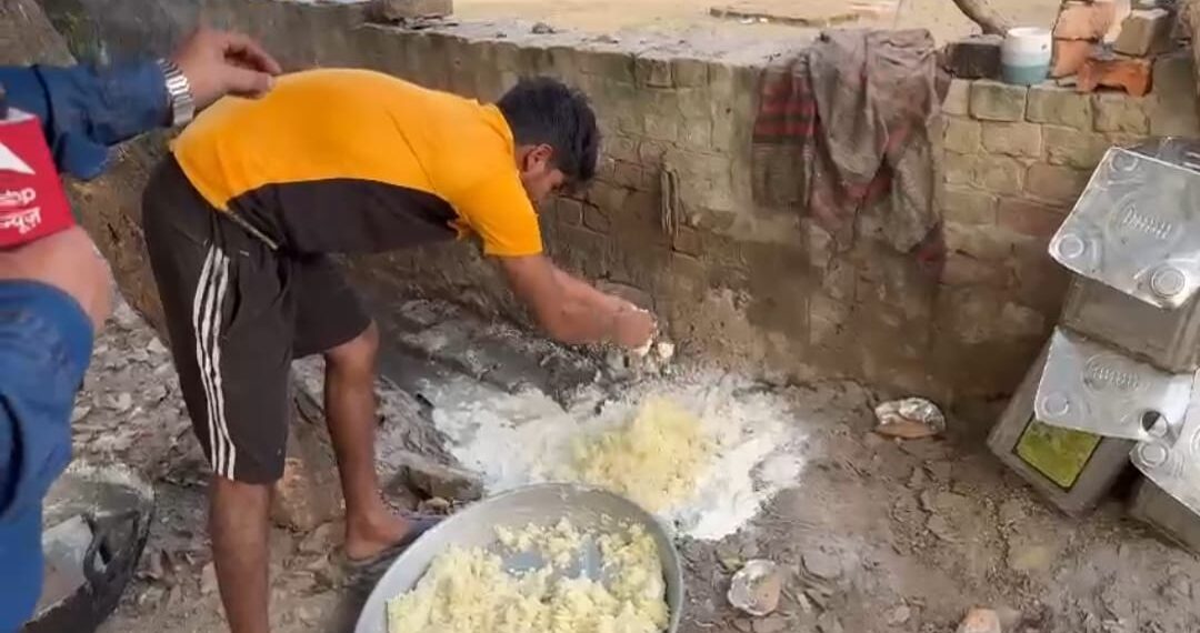 दीपावली पर्व को दृष्टिगत रखते हुए खाद्य सुरक्षा अधिकारियों द्वारा खाद्य प्रतिष्ठानों पर छापेमारी की कार्रवाई जारी