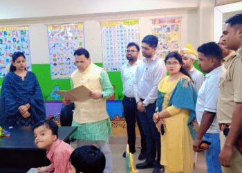 पिछडा वर्ग कल्याण एवं दिव्यांगजन सशक्तीकरण विभाग के माननीय राज्य मंत्री (स्वतन्त्र प्रभार) नरेंद्र कश्यप द्वारा आज बचपन डे केयर सेन्टर सेक्टर 62 नोएडा का किया स्थलीय निरीक्षण