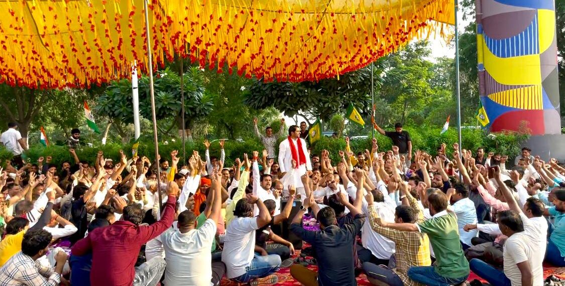 ग्रेटर नोएडा प्राधिकरण पर ट्यूबवेल ऑपरेटर की समस्याओं को लेकर चल रहे अनिश्चितकालीन धरने की मांगों पर बनी सहमति धरना समापन