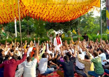 ग्रेटर नोएडा प्राधिकरण पर ट्यूबवेल ऑपरेटर की समस्याओं को लेकर चल रहे अनिश्चितकालीन धरने की मांगों पर बनी सहमति धरना समापन