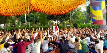 ग्रेटर नोएडा प्राधिकरण पर ट्यूबवेल ऑपरेटर की समस्याओं को लेकर चल रहे अनिश्चितकालीन धरने की मांगों पर बनी सहमति धरना समापन