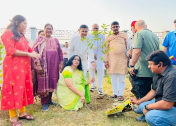 आर्ट ऑफ़ लिविंग के तत्वावधान में वृक्षारोपण का आयोजन किया गया