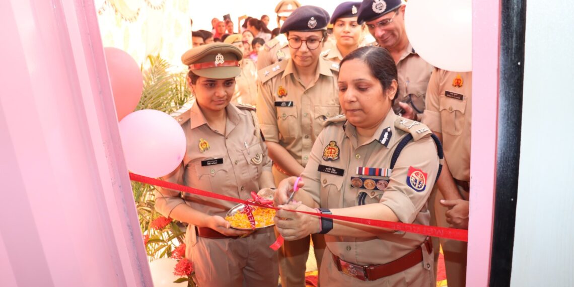 महिलाओं की सुरक्षा व सहायता को लेकर पुलिस कमिश्नर गौतमबुद्धनगर लक्ष्मी सिंह ने थाना फेस-2 व थाना इकोटेक-3 क्षेत्र के अंतर्गत बस स्टैंड(फेस-2) और कुलेसरा में पुलिस पिंक बूथ का उद्घाटन किया