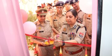 महिलाओं की सुरक्षा व सहायता को लेकर पुलिस कमिश्नर गौतमबुद्धनगर लक्ष्मी सिंह ने थाना फेस-2 व थाना इकोटेक-3 क्षेत्र के अंतर्गत बस स्टैंड(फेस-2) और कुलेसरा में पुलिस पिंक बूथ का उद्घाटन किया