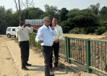 जिलाधिकारी ने औद्योगिक क्षेत्र सूरजपुर साईट बी में स्थित बी एवं सी के पास निकलने वाले हवालिया नाले का किया स्थलीय निरीक्षण
