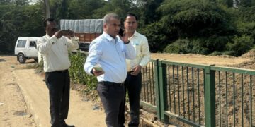 जिलाधिकारी ने औद्योगिक क्षेत्र सूरजपुर साईट बी में स्थित बी एवं सी के पास निकलने वाले हवालिया नाले का किया स्थलीय निरीक्षण