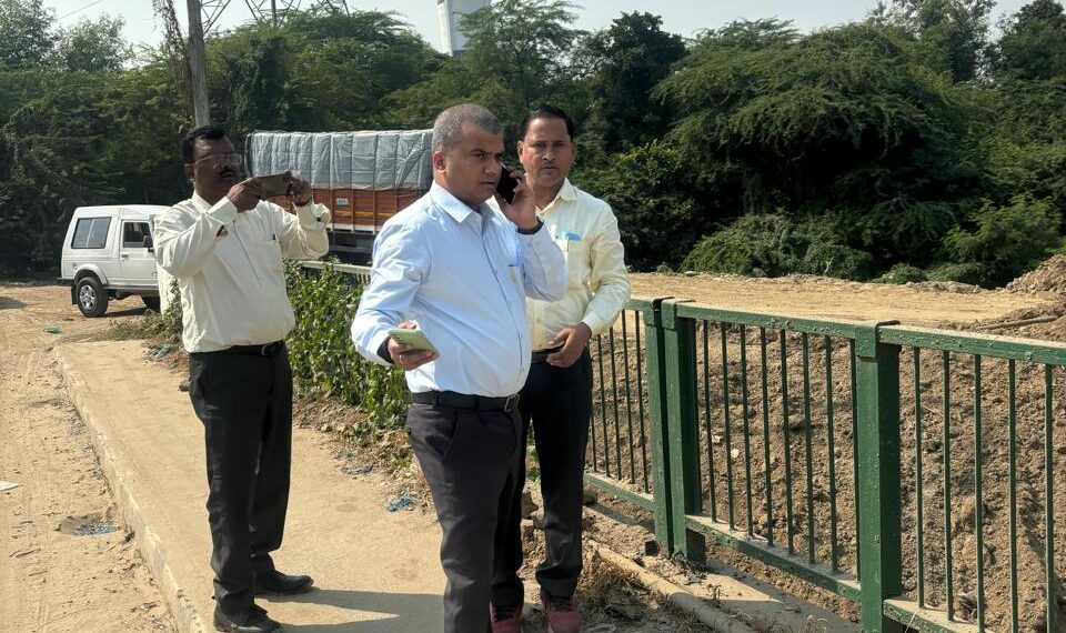 जिलाधिकारी ने औद्योगिक क्षेत्र सूरजपुर साईट बी में स्थित बी एवं सी के पास निकलने वाले हवालिया नाले का किया स्थलीय निरीक्षण