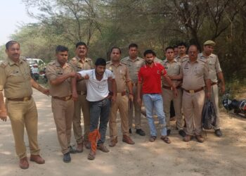 सुरजपुर थाना पुलिस और बदमाशों के बीच हुई मुठभेड़, दो बदमाशों को लगी गोली, 31 मोबाइल फ़ोन बरामद