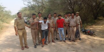 सुरजपुर थाना पुलिस और बदमाशों के बीच हुई मुठभेड़, दो बदमाशों को लगी गोली, 31 मोबाइल फ़ोन बरामद