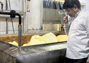 जनपद का खाद्य सुरक्षा एवं औषधि प्रशासन विभाग एक्शन में, दीपावली पर्व को दृष्टिगत रखते हुए खाद्य सुरक्षा अधिकारियों द्वारा खाद्य प्रतिष्ठानों पर छापेमारी की कार्रवाई जारी